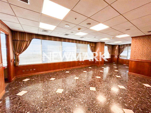 Gran Oficina Remodelada En Espectacular Barrio Financiero