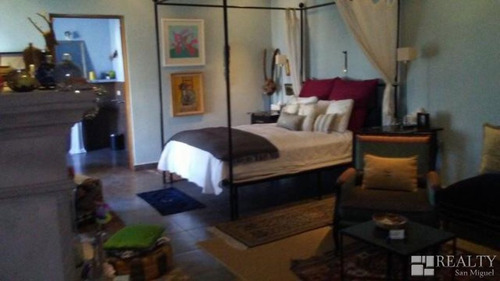 Imagen 21 de 23 de This Home Is Alive With Color, Light, And Artistic Details!