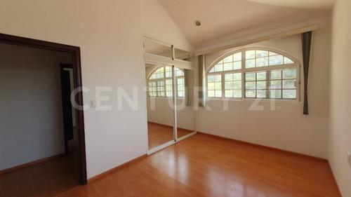 Exclusiva Propiedad Con Vista Panorámica, Ubicada En Fraccionamiento Privado