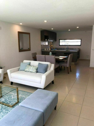 Se Vende Casa Entre El Refugio Y Zibata, 139 M2, Gran Jardín, 3 Recamaras