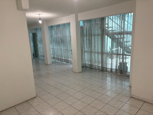 Loft Amplio Y Remodelado Sobre Circuito Interior, Ideal Para Vivir Cómodo
