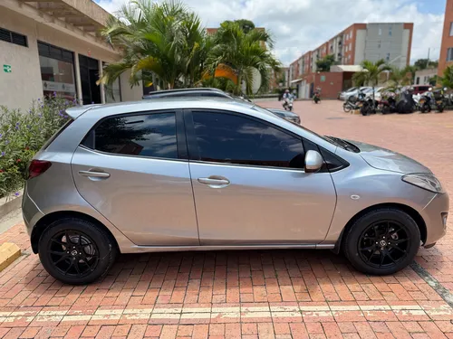 Mazda 2 .