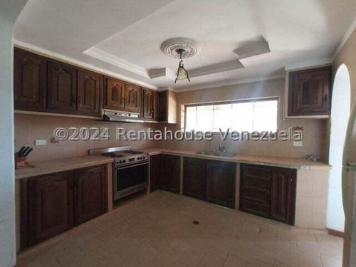 Amplia, Estilo Dúplex, 2.500 Mtrs De Terreno, Además, Cuenta Con Un Chalet De 170 Mtrs,, Canchas De Tenis Y De Usos Múltiples, Pinatero, Caney Y Parrillera. Todo Esto Dentro De Conjunto Privado