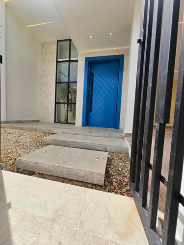Casa En Venta En Residencial Los Lirios La Romana