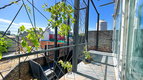 Venta Local Comercial Industrial + 2 Monoambientes