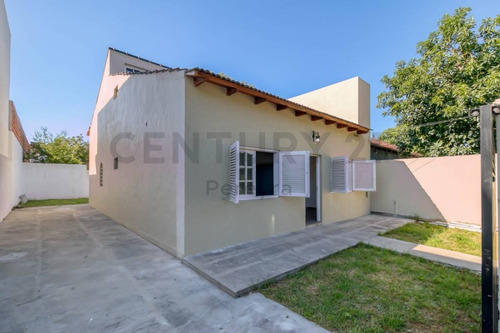 Imagen 2 de 17 de 481 Entre 25 Y 26. Casa Con 4 Dormitorios En Venta, City Bell.-
