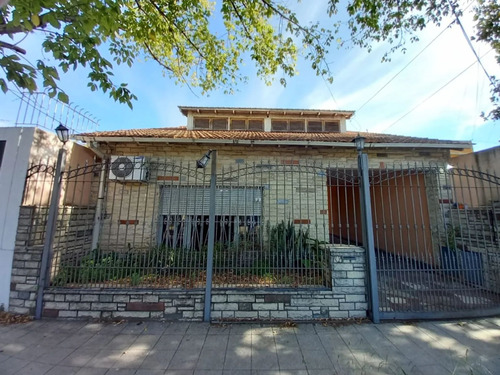 Chalet De 4 Ambientes En Permuta - Lomas De Zamora