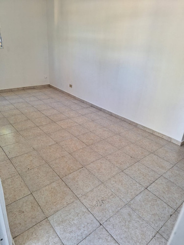 !!!se Alquila!!! Apartamento A 5 Minutos Del Metro, Sector El Suriel, Guaricanos, Segundo Nivel.