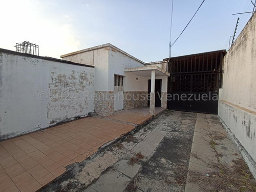 Casa En Venta A Remodelar Con Terreno Y Local Comercial Urb Santa Ana Maracay Negociable Kg:24-17601