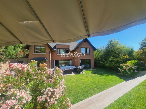 Casa En Venta De 4 Dorm. 5 Baños En Condominio En Las Condes