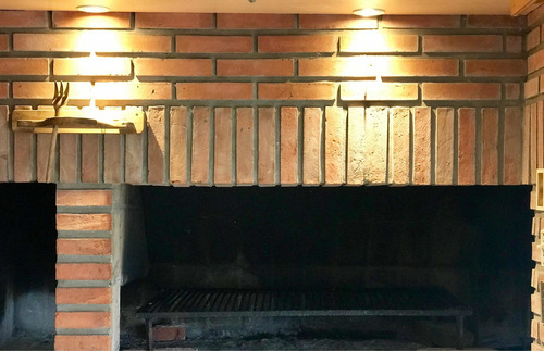 Chalet Ganesha . A Metros Del Lago Y A 3 Cuadras Del Centro , 9 Personas/ 6 Ambientes/ Pileta/ Calefaccion