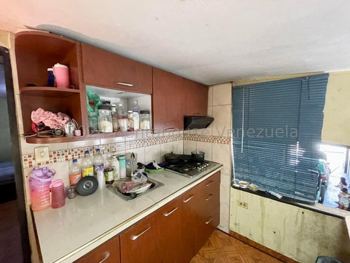 Raiza Suarez Vende Excelente Edificio Comercial En Pleno Centro De Barquisimeto,- 2 4 1 9 8 2 0-, Ubicación Estratégica, Posee 2 Locales, Tiene También 2 Apartamentos Completos Tipo Estudio, Visítalo