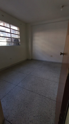 Venta Propiedad Multifamiliar Con 4 Aptos. + Uno Por Terminar. Ma. Fda. Varela