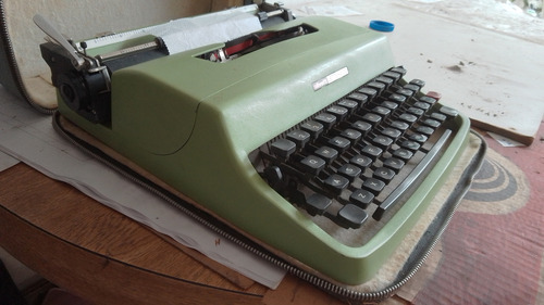 Máquina De Escrever Olivetti Lettera 32 (Usado)