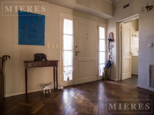Casa De Sólida Construcción En Venta, En Victoria.