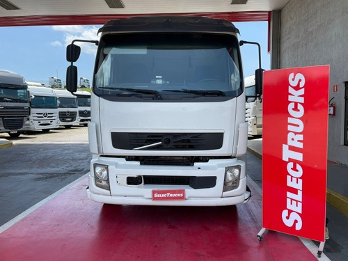 Imagem 2 de 15 de Volvo Vm270 6x2 Carroceria Grade Alta 13/13 Selectrucks