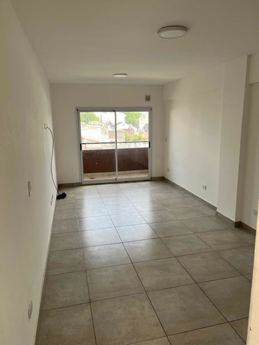 Imagen 10 de 10 de Alquiler De Departamento 1 Ambiente Sáenz Peña / Cochera