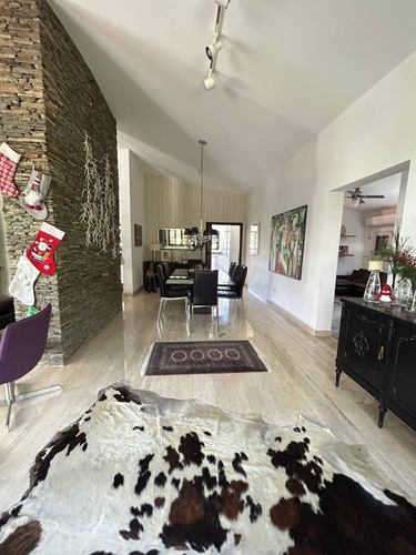 Josefina Toledo: Hermosa Casa En Venta En Guataparo Country Club, 980m², Pisos En Mármol, Pozo Y Planta, Caney, Parrillera, Bellas Áreas Verdes, Alta Seguridad, 219257