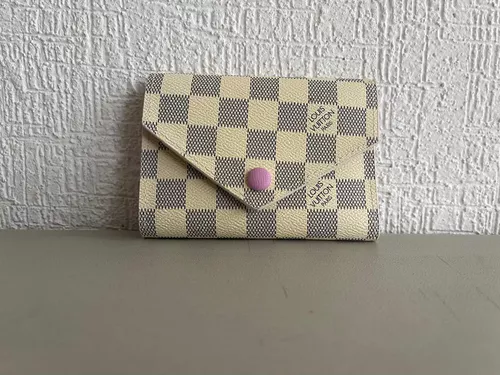 Mirá (mirá bien de cerca) la increíble mini cartera Louis Vuitton ¡más  pequeña del mundo! – PuroDiseño