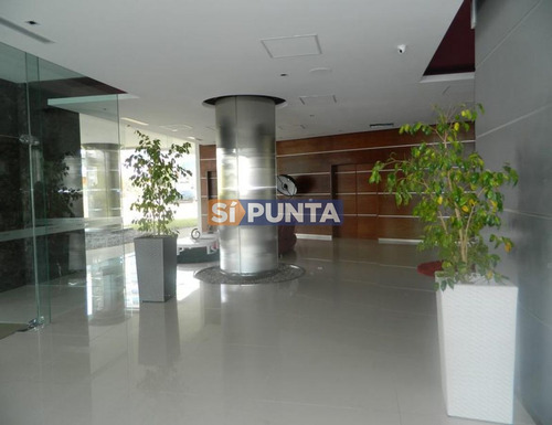 Imagen 16 de 30 de Brava, Edificio Con Servicios