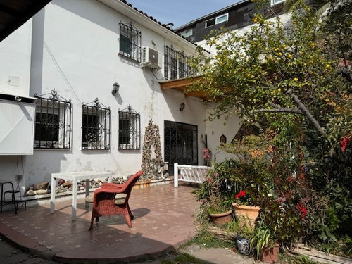Casa En Venta De 7 Dorm. En Ñuñoa