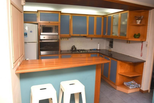 Imagen 10 de 15 de Residencia De Gran Categoría Con Fondo Y Parrillero A Pasos De La Rambla