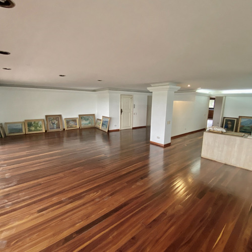 Dp - Los Chorros, Apartamento 411m2 Para Remodelar, Precio De Mercado. Excelente Inversión.