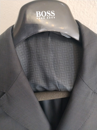 Saco Hugo Boss Súper 100 42 R En Excelentes Condiciones Gris Oscuro Ajedrez 42r (Usado)