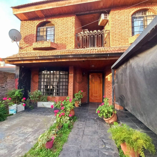 Venta Casa 5 Ambientes - Padua Centro - Con Parque Y Pileta