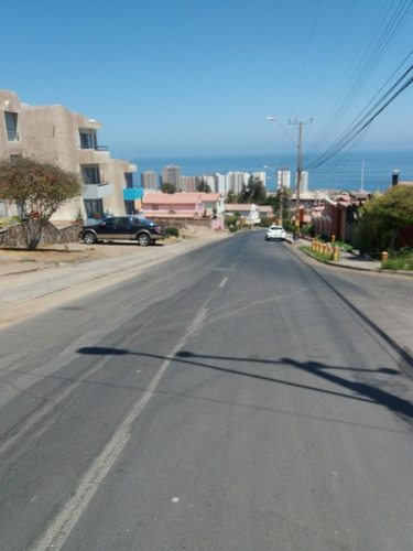 Departamento En Sector Residencial Con Estacionamiento