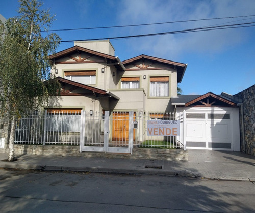 Casa En Venta De Cuatro Dormitorios Semicentrica 