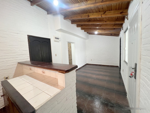Alquiler De Hermosa Casa, Totalmente Reciclada, Piedras Blancas, 2 Dormitorios, Cochera, Baño, 2 Patios, Sin Gastos Comunes, Muy Segura!!