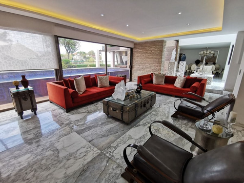 Casa En Venta En Bosques De Las Lomas Ya Remodelada Con Alberca (m2c330)