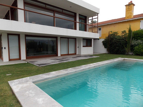 Casa En Venta De 5 Dormitorios En Península