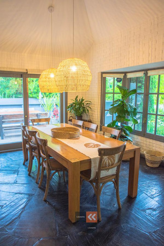 Casa En Punta Del Este, Rodeada De Arboles Y Jardines.