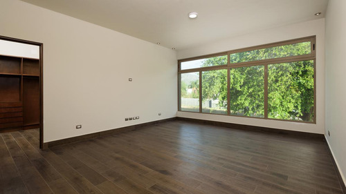Residencia Con Acabados De Lujo En Dos Encinos, En El Uro Zona Carretera Nacional Con 4ta Recámara En Planta Baja, Frente A Área Verde, Lista Para Estrenar!!