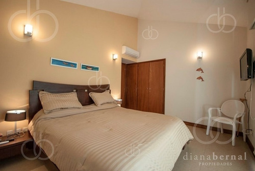 Casa En Punta Del Este, Playa Mansa, 4 Dormitorios , Piscina Y Barbacoa.- Ref: 43287