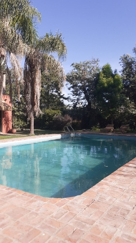 Casa Quinta, Alquiler Temporario. Excelente Ubicación, Seguridad, Arboleda De 100 Años Y Muy Bien Amoblada.