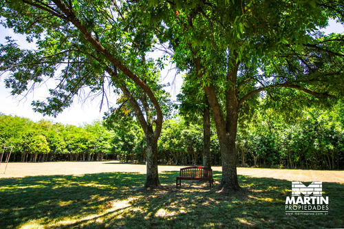 Chacra En Capilla Del Señor. Casa De Campo Y Casa De Huéspedes. Lote 17.745 M2. Pileta Y Bosquecito.