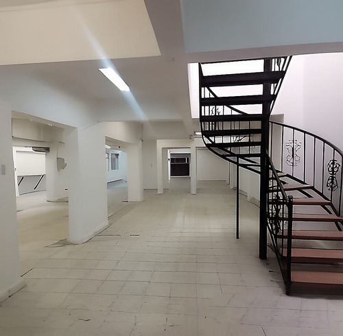 Amplísima Propiedad Bodega Y Oficinas En Planta Libre.