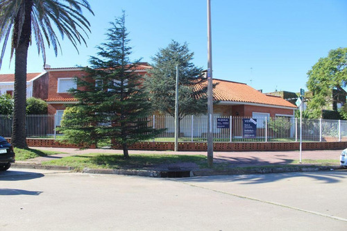 Imagen 2 de 17 de Sólida Casa En 2 Plantas En El Centro De Carrasco