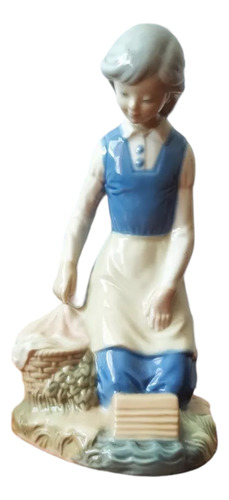 Mujer Lavando Figura En Porcelana