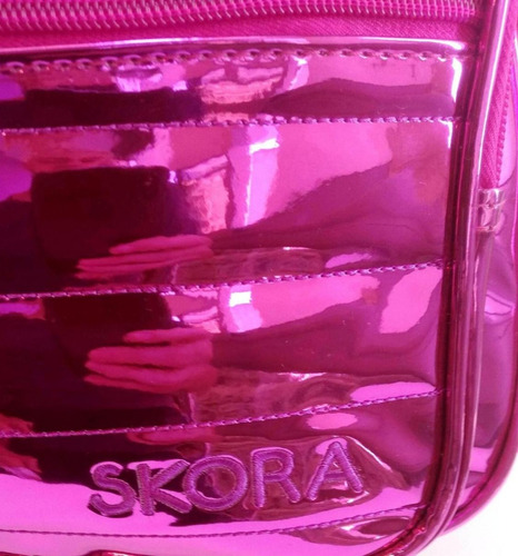 Imagen 7 de 10 de Mochila Urbana Escolar Skora Metalizada Fucsia