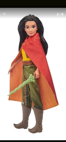 Imagen 3 de 4 de Muñeca Raya El Último Dragon Con Espada Y Capa.