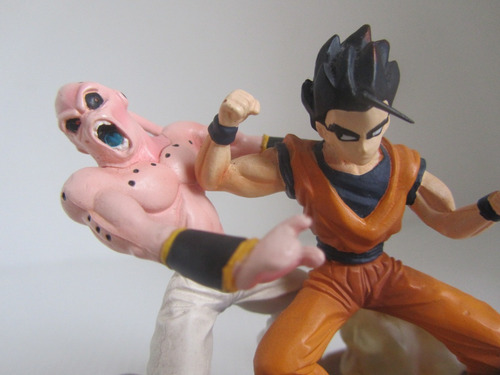 Dragon Ball Gohan Enfrentando A Majin Bu Codazo Mortal
