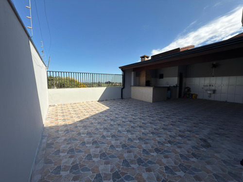Casa Com 2 Dormitórios, Sala, Cozinha E Banheiros