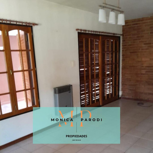 Casa En Venta Con Departamento Y Pileta Zona Centro De Moreno