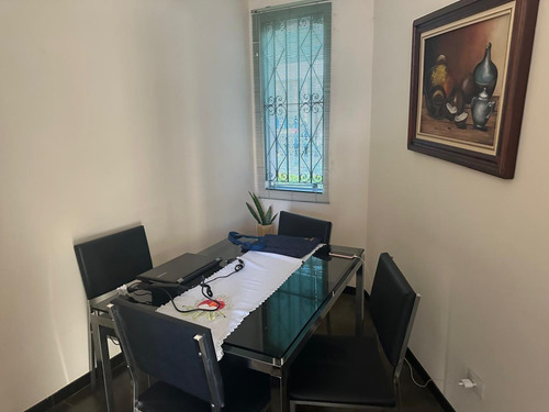 Casa Com Fino Acabamento, Rua Tranquilha, Bairro Nobre, 3 Dormitórios, Uma Suite, Quarto De Empregada.