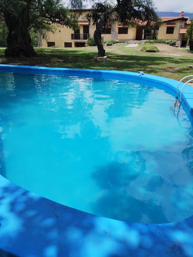 Imponente Chalet 2 Plantas Amplio Parque, 2 Piscinas Y Casa Casero En Las Calles