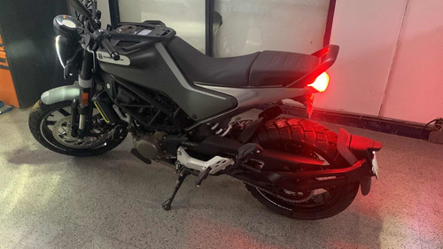 Husqvarna Svartpilen 200 Cerok